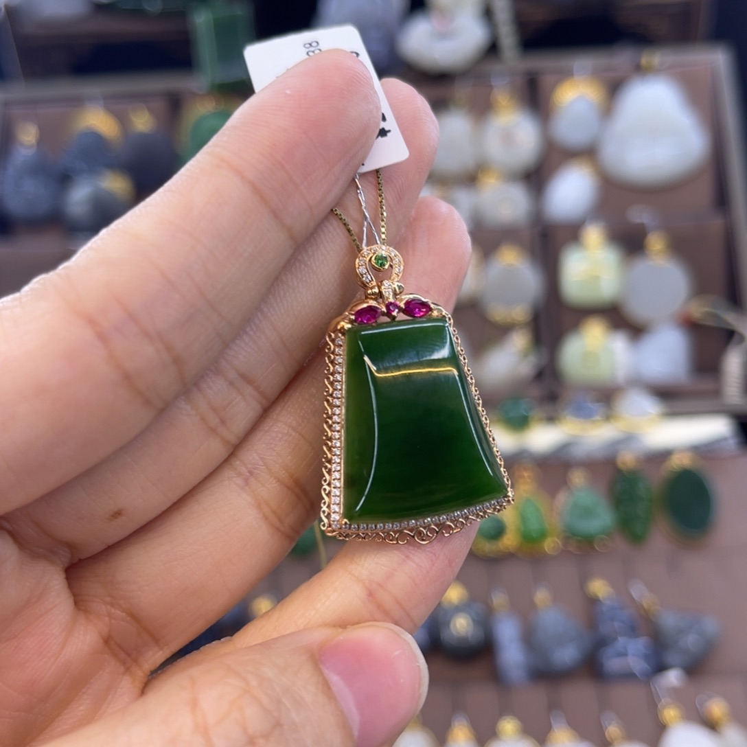 和田玉18K金镶嵌吊坠