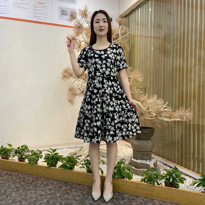 夏季碎花连衣裙女时尚宽松版方领遮肉显瘦气质妈妈装女圆领短袖裙