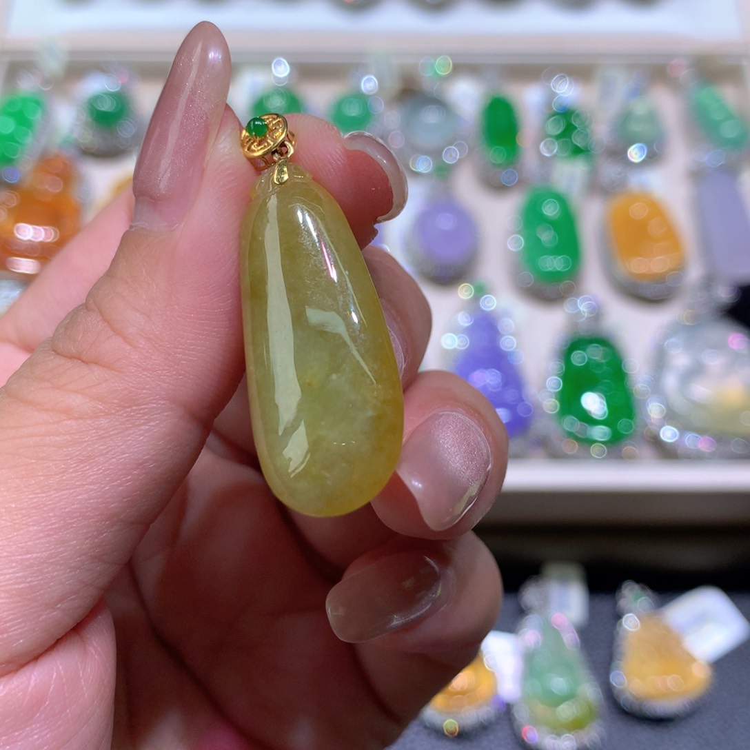 颈饰18K金镶嵌翡翠