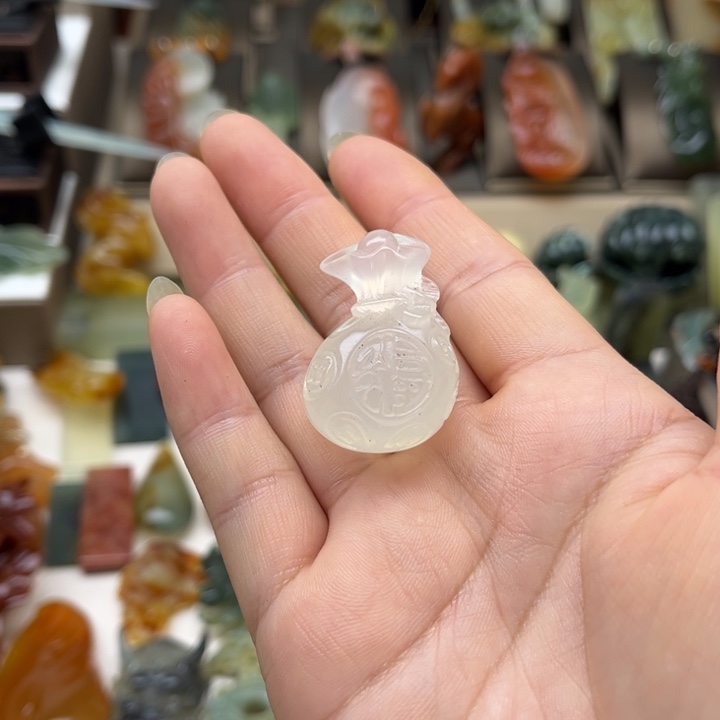 蛇纹石玉未镶嵌颈饰