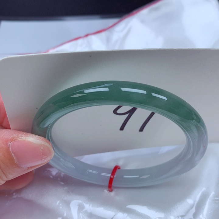 翡翠手镯未镶嵌翡翠