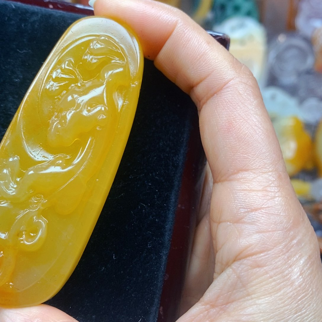 石英质玉（黄龙玉）未镶嵌颈饰