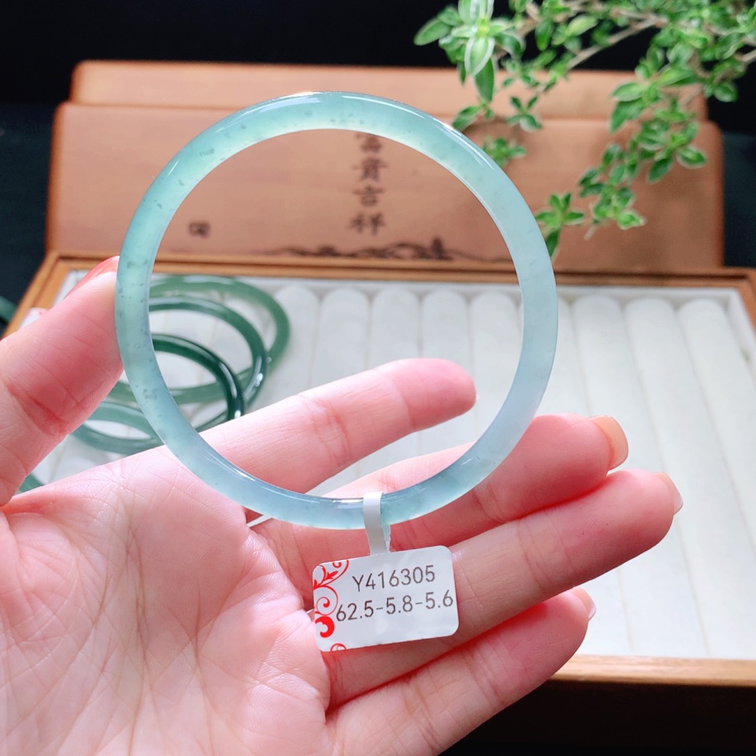 未镶嵌手镯（圆镯）翡翠@**君