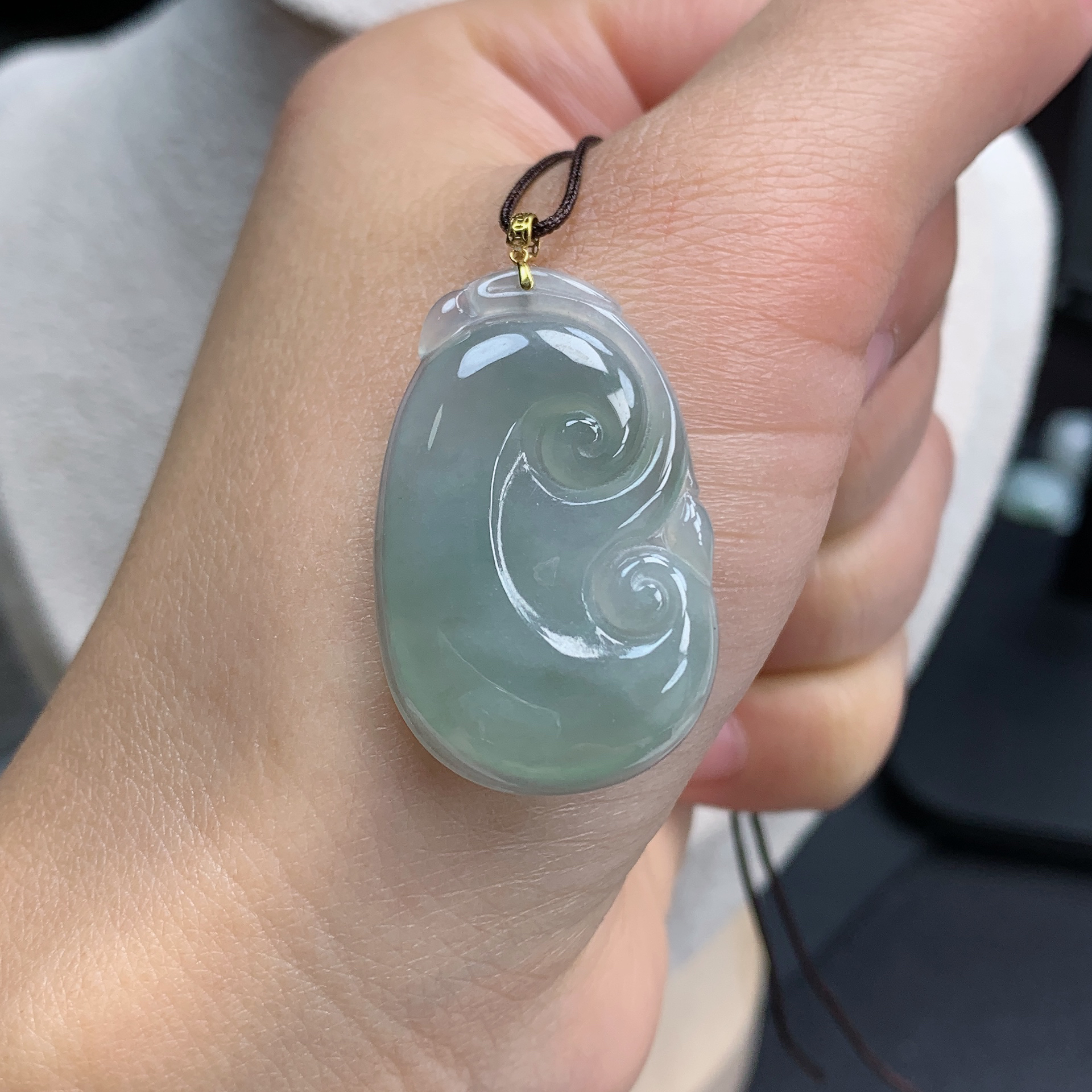 缅甸天然翡翠A货 18K金镶嵌冰胶浅绿如意吊坠 尺寸：33.8*20.6*4