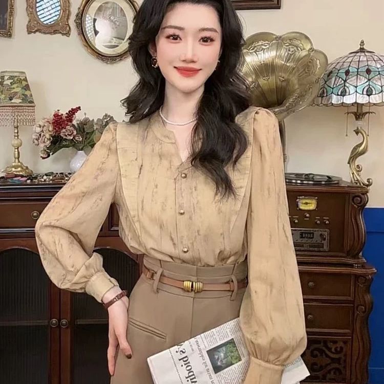 590小香风V领衬衫女开春穿搭设计感小众上衣高级感减龄洋气衬衣