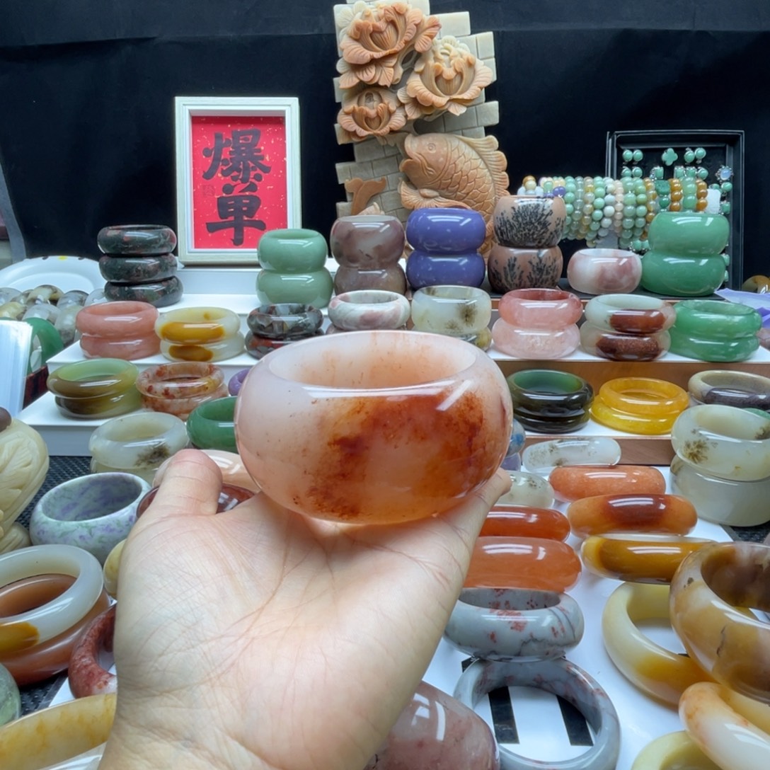 开***奶石英岩玉未镶嵌手镯