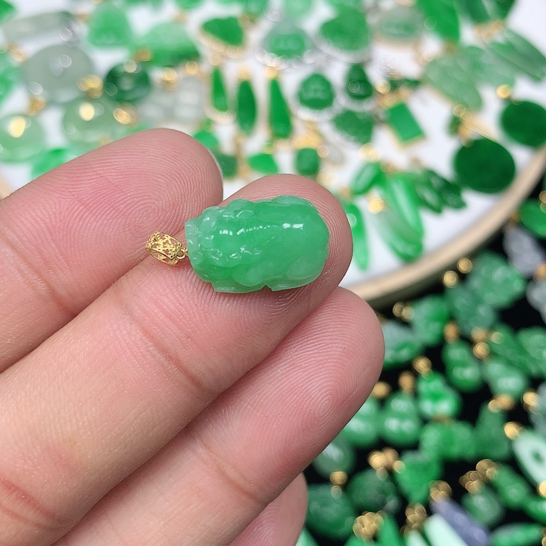 翡翠颈饰18K金镶嵌小巧精美阳绿饱满貔貅