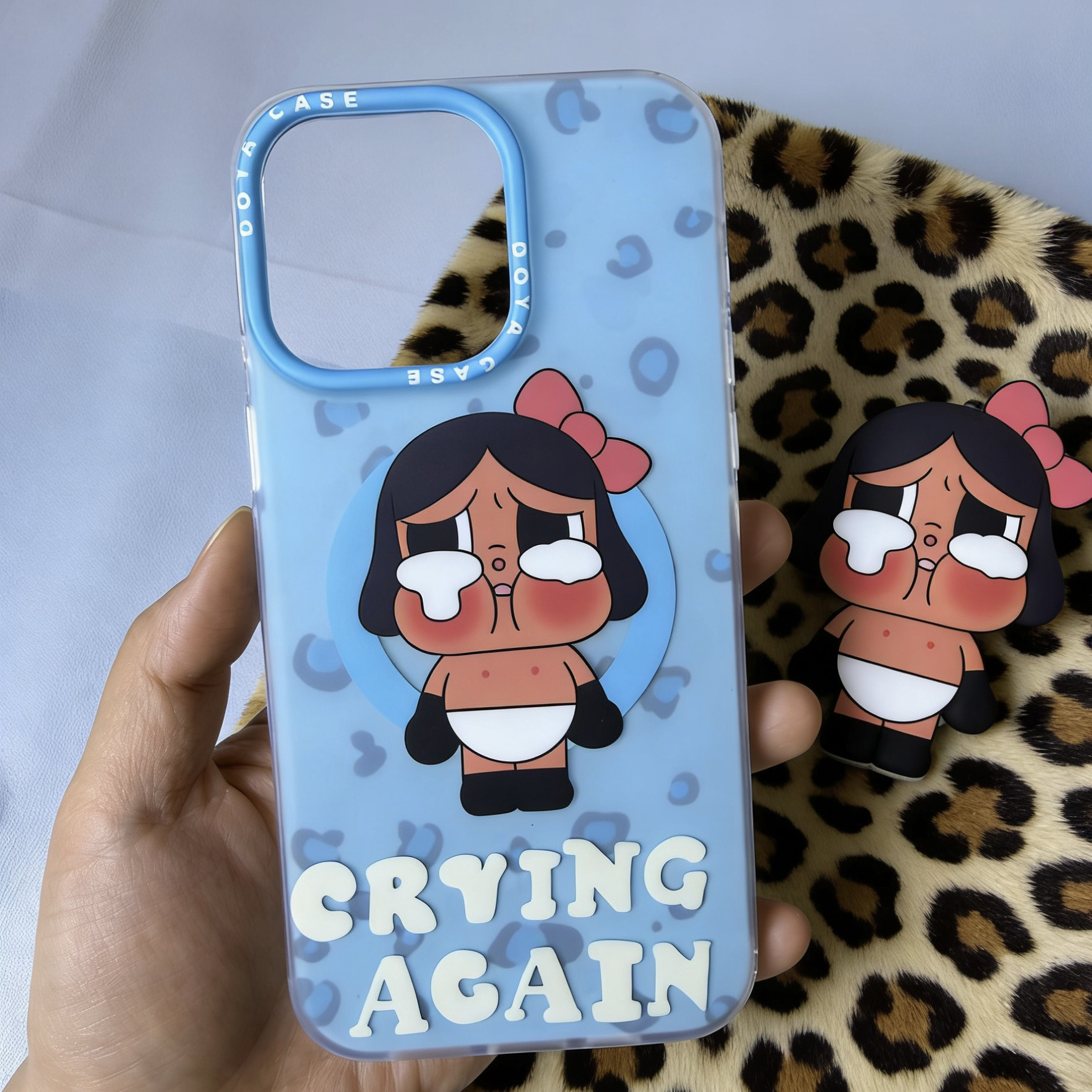 单壳链接-适用于iPhone17promax肤感蓝色哭娃手机壳imd设计防摔