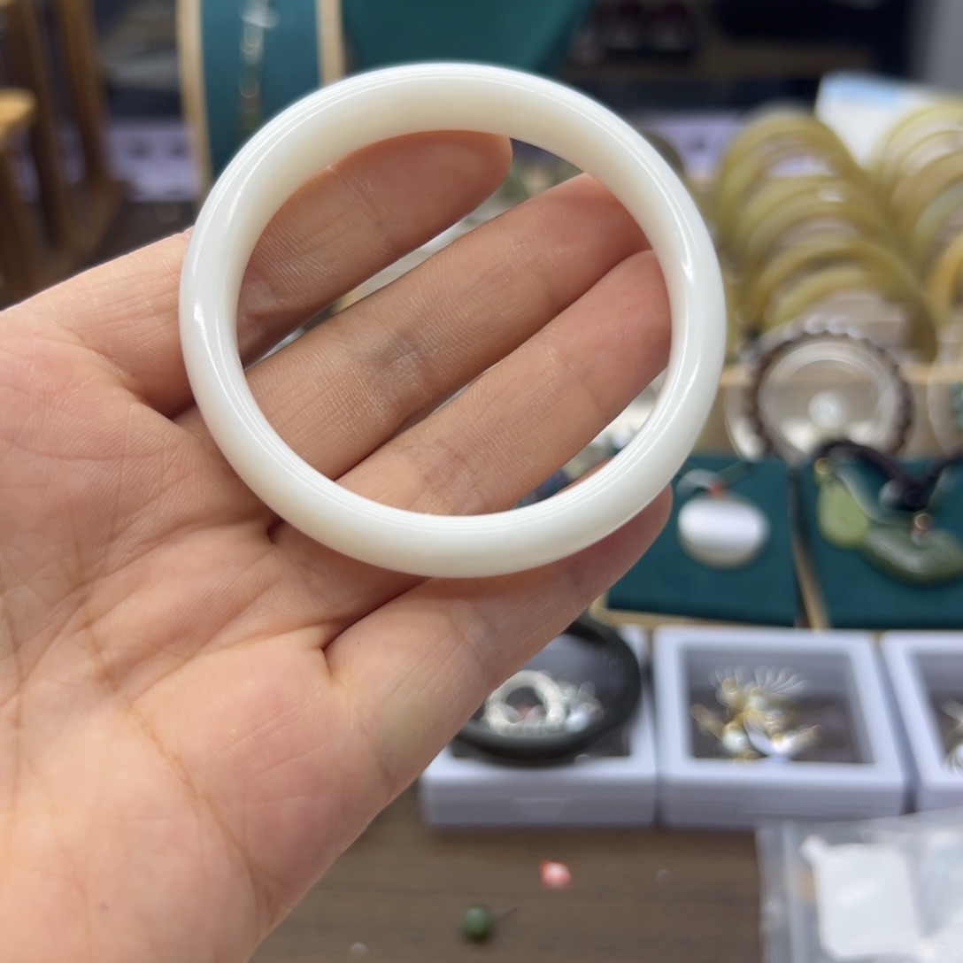 和田玉手镯未镶嵌54.4圈围1579瑕