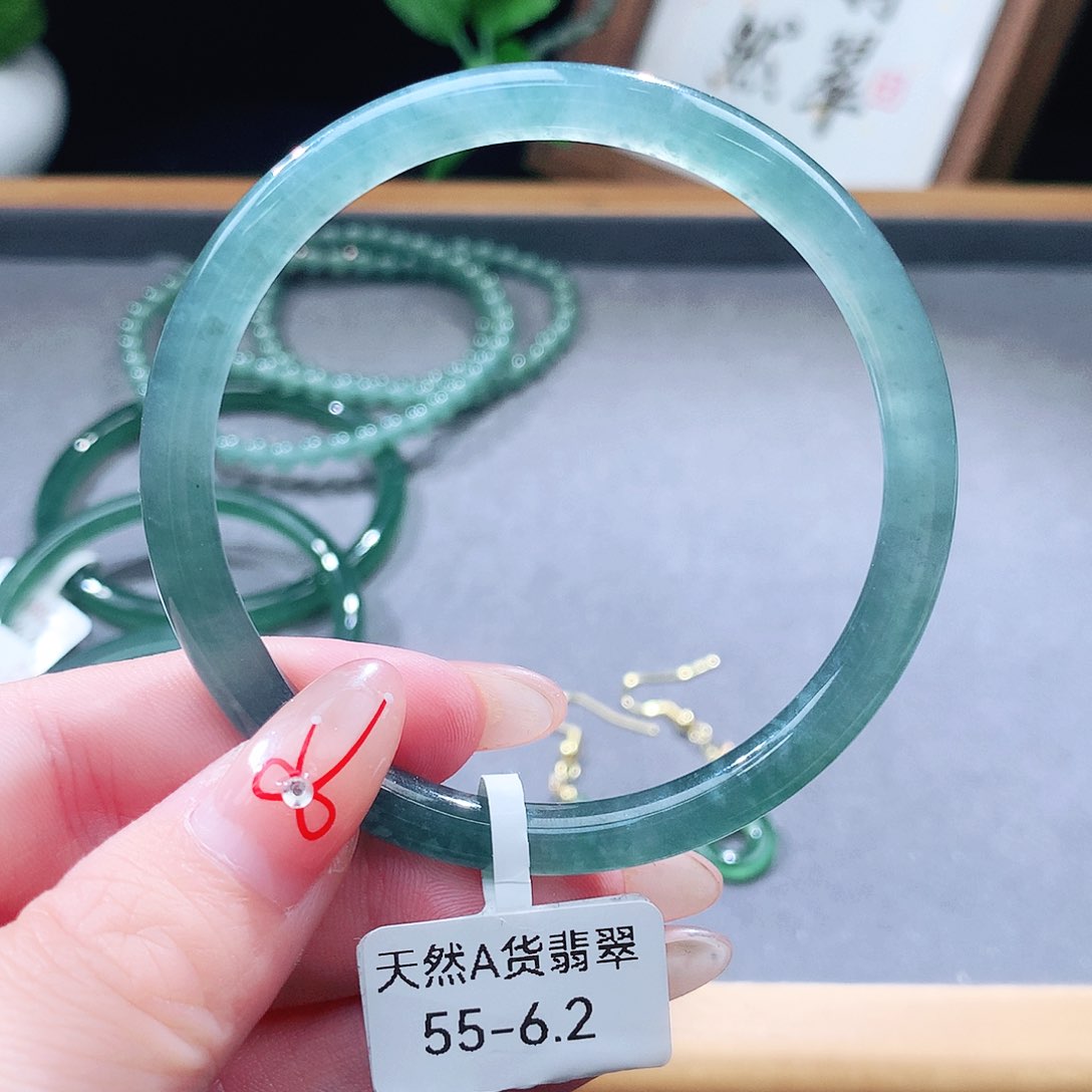 翡翠未镶嵌手镯（圆镯）