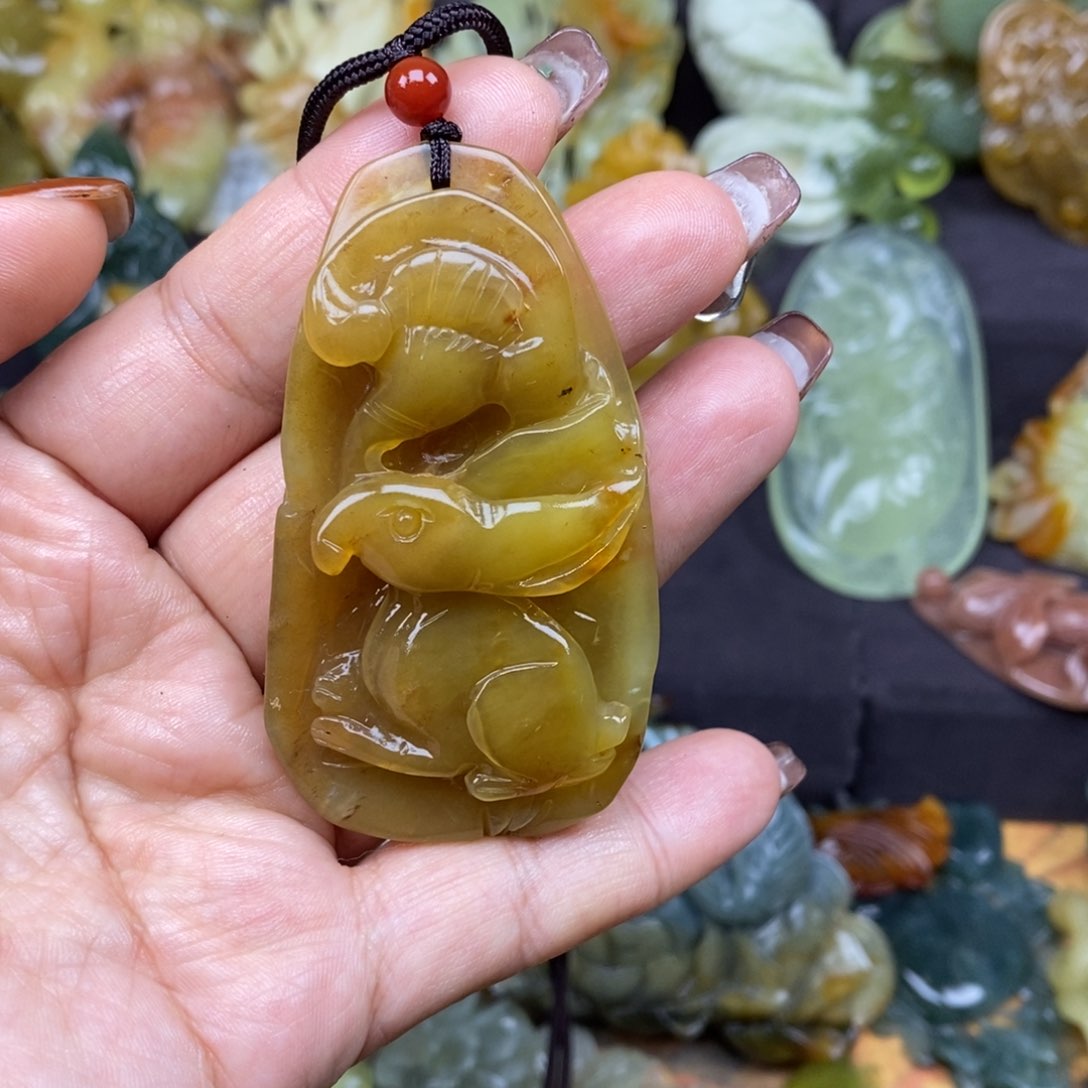 蛇纹石玉颈饰未镶嵌