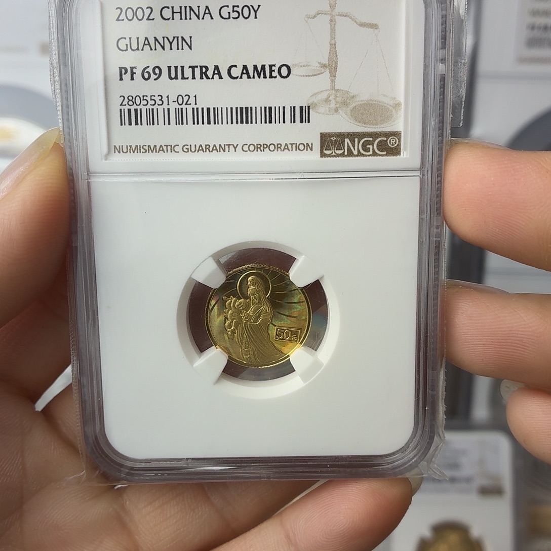 纯金2002年幻彩观音金币69分