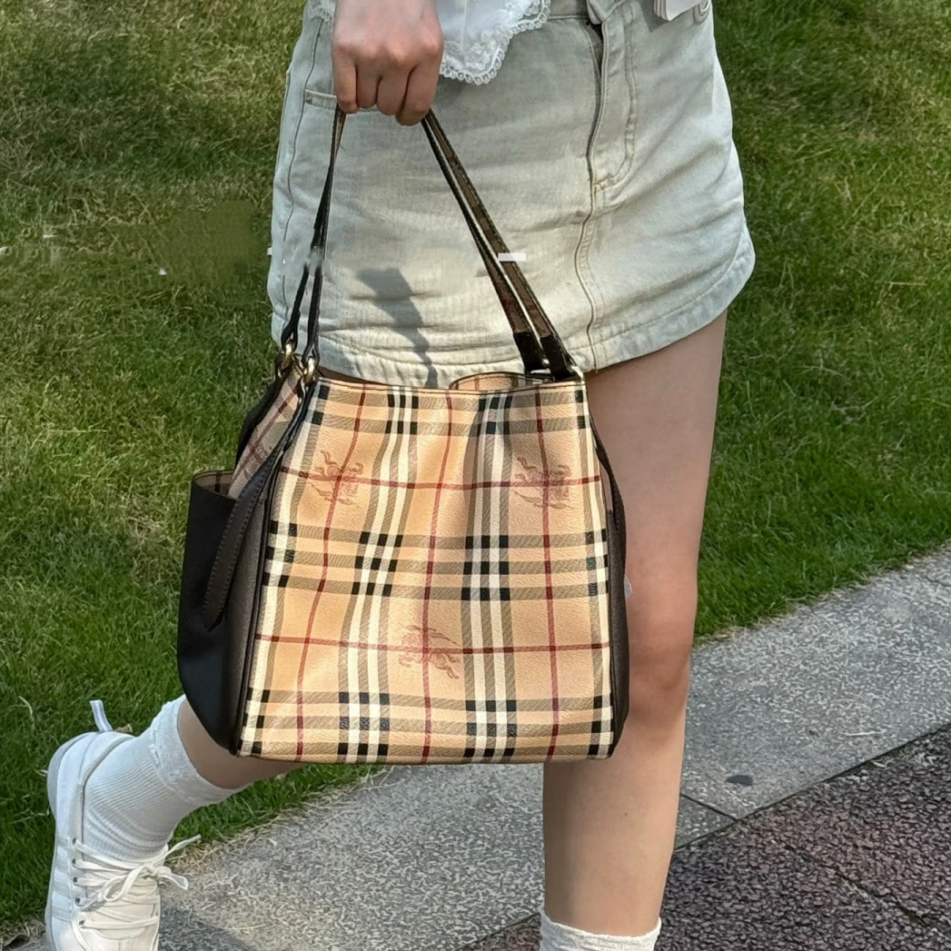 95新 BURBERRY/博柏利 95新战马格纹单肩经典托特包水桶包时尚1