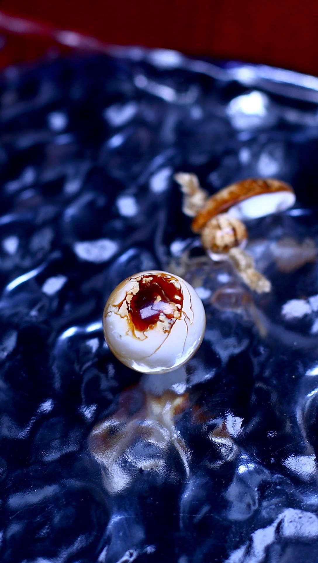 12.5mm红白咖沁圆珠 配送同料的6mm网花老型珠以及卡子一枚。