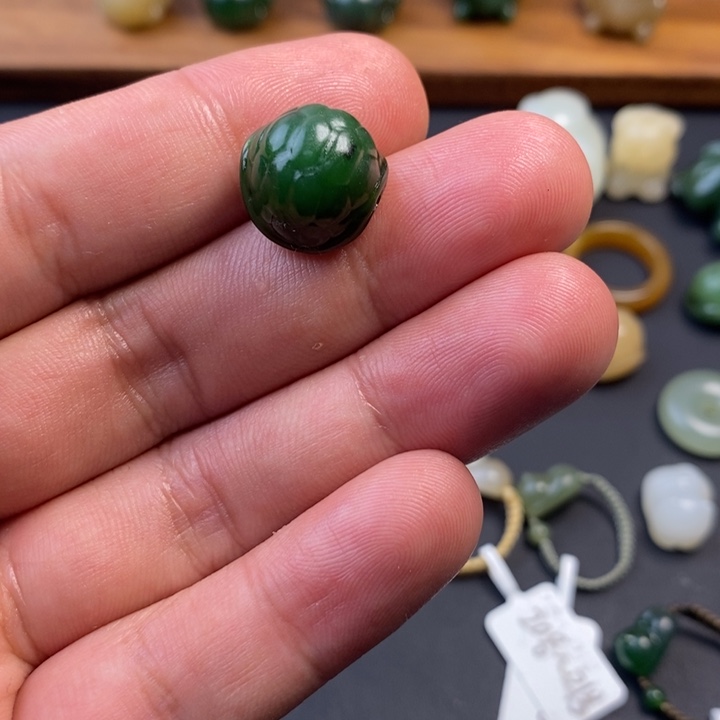 亮***亮和田玉未镶嵌颈饰