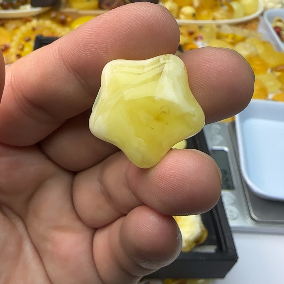 琥珀未镶嵌裸石3.52克有瑕