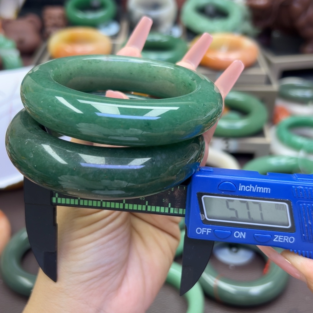 未镶嵌手镯石英岩玉