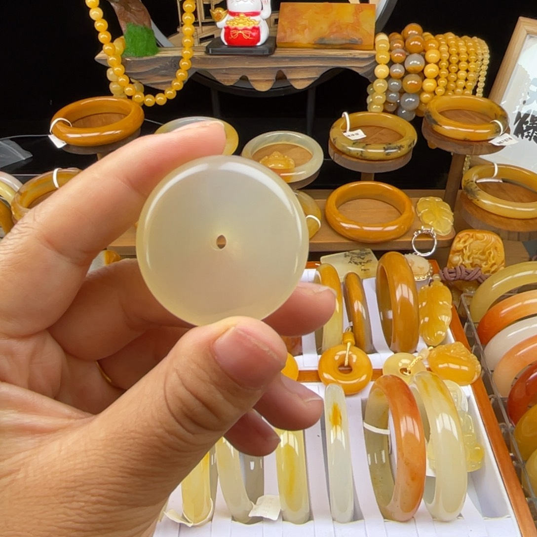 石英质玉（黄龙玉）未镶嵌颈饰