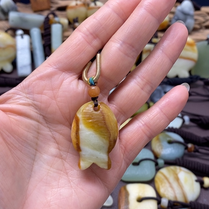 蛇纹石玉未镶嵌颈饰