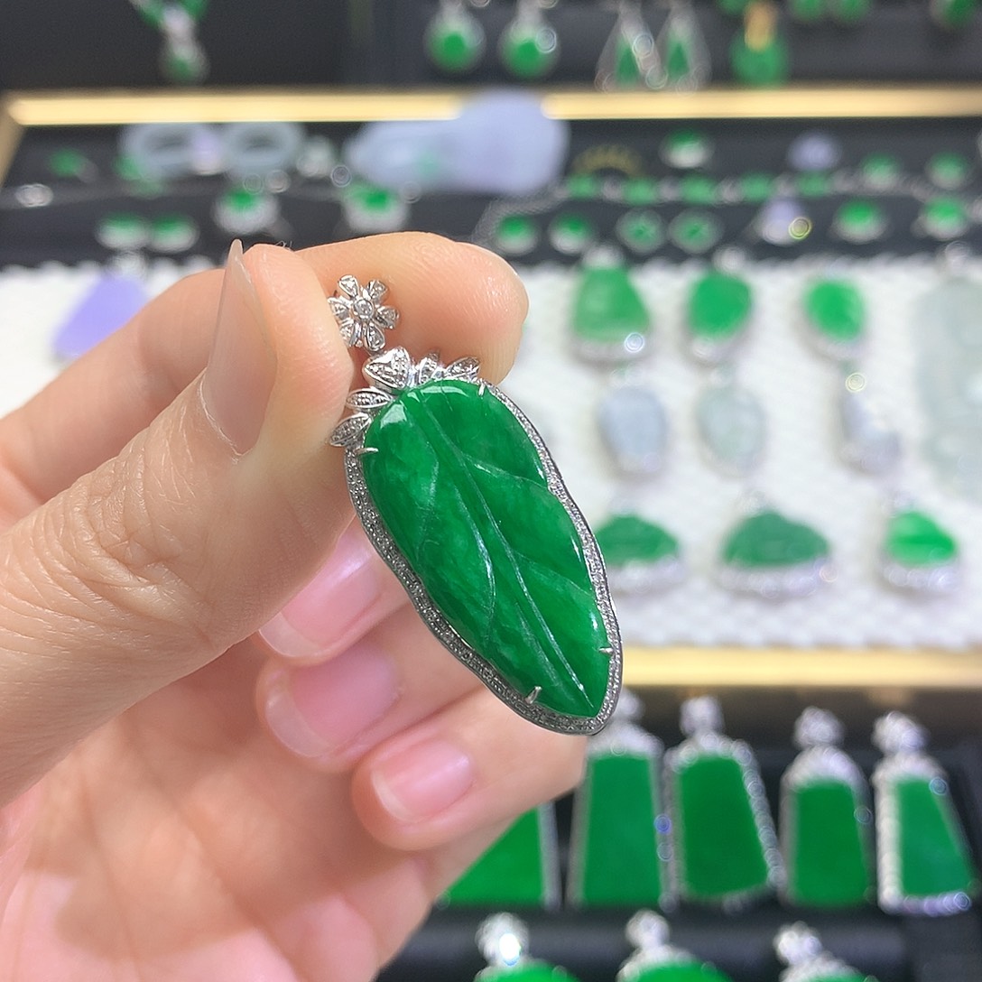 颈饰18K金镶嵌翡翠吊坠