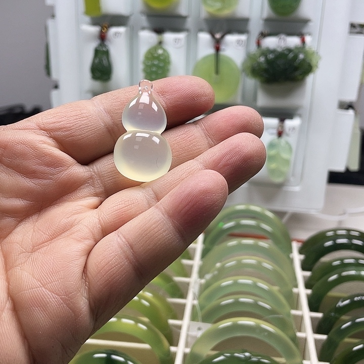 蛇纹石玉颈饰未镶嵌