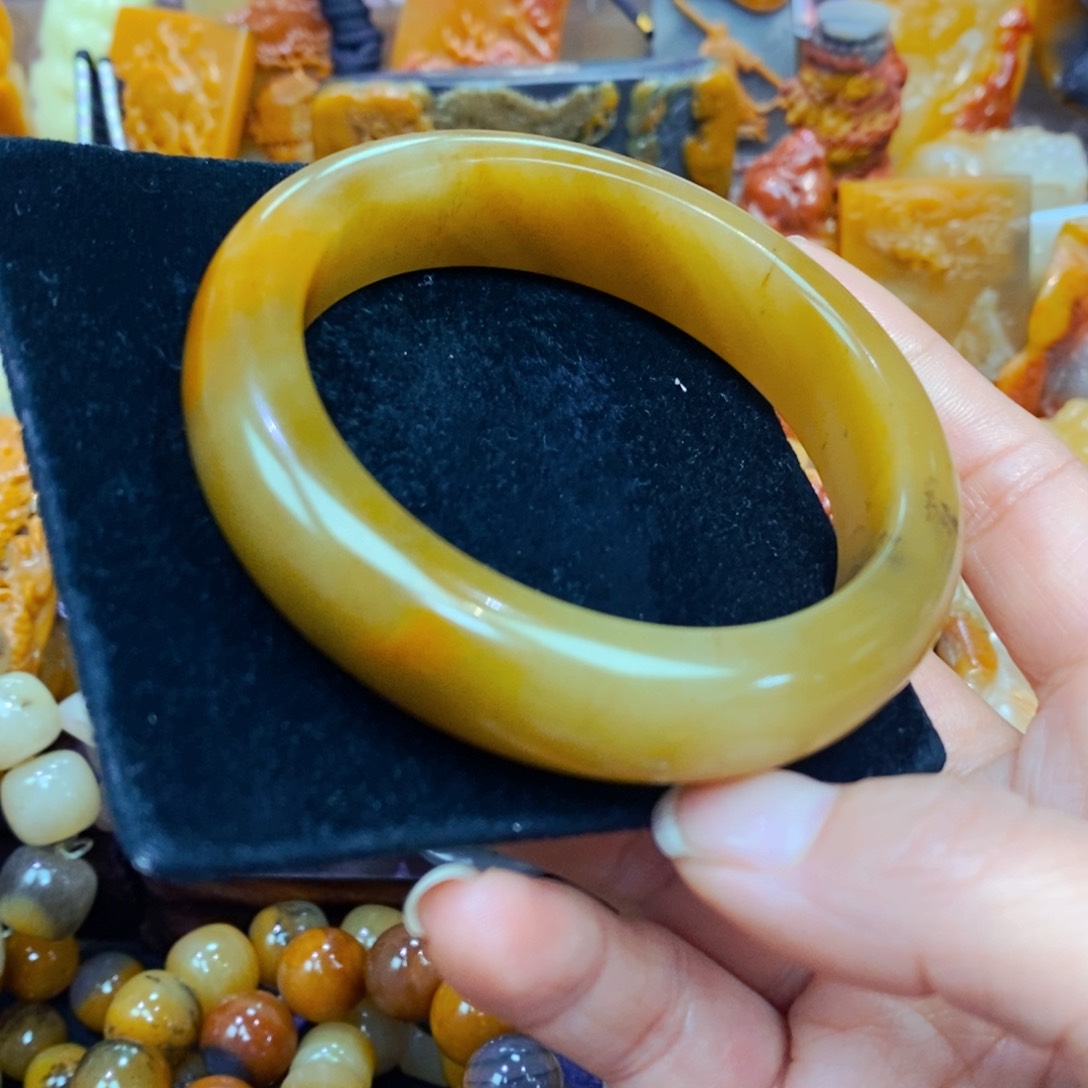 未镶嵌石英质玉（黄龙玉）颈饰