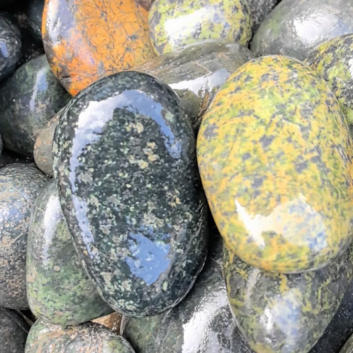 玉W****8两个藏玉药王石原石手把件