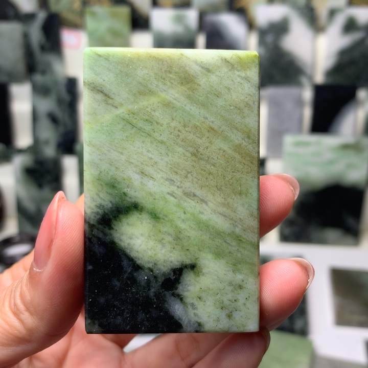 独山玉颈饰未镶嵌