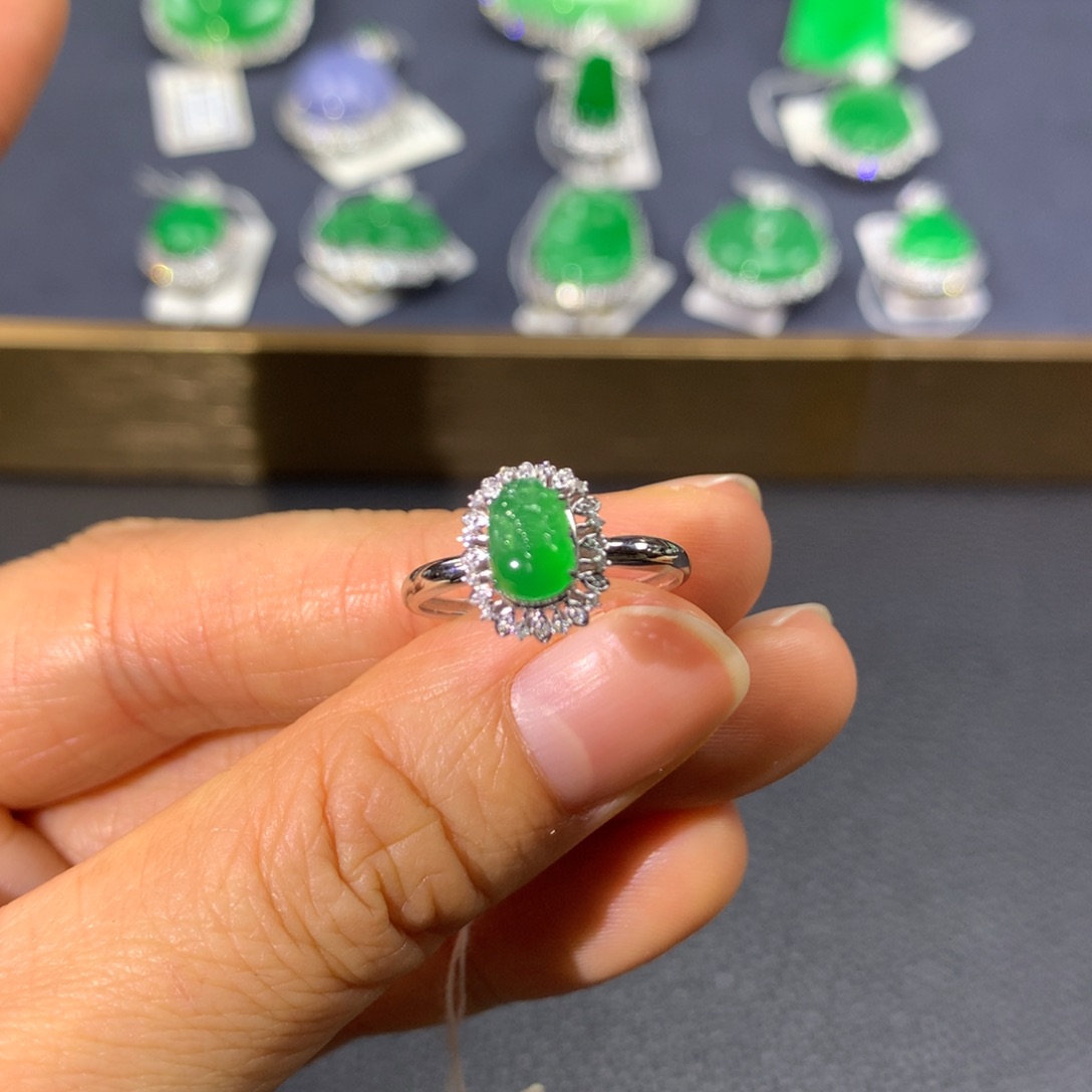 翡翠戒指18K金镶嵌翡翠