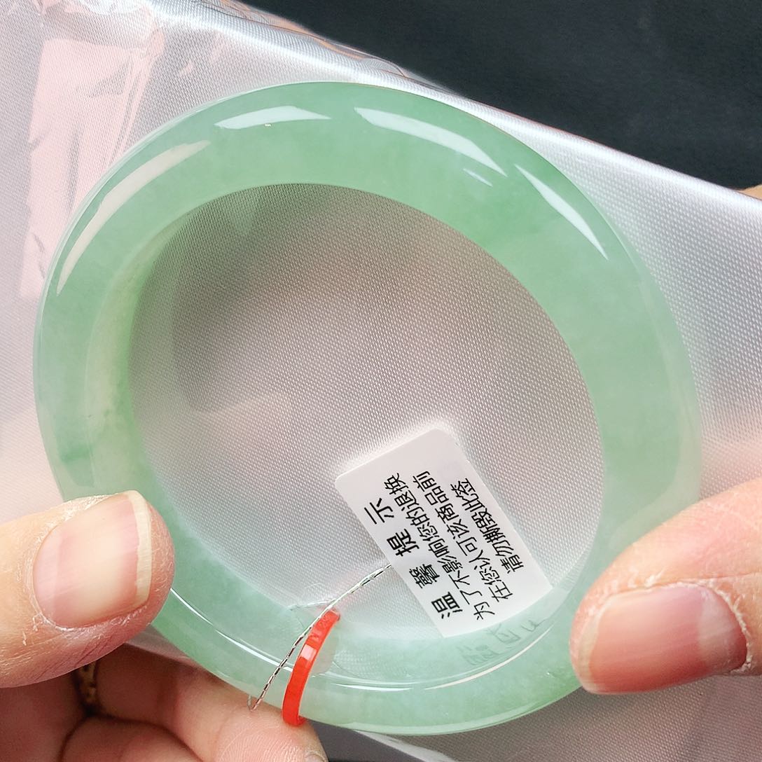翡翠手镯未镶嵌55圈