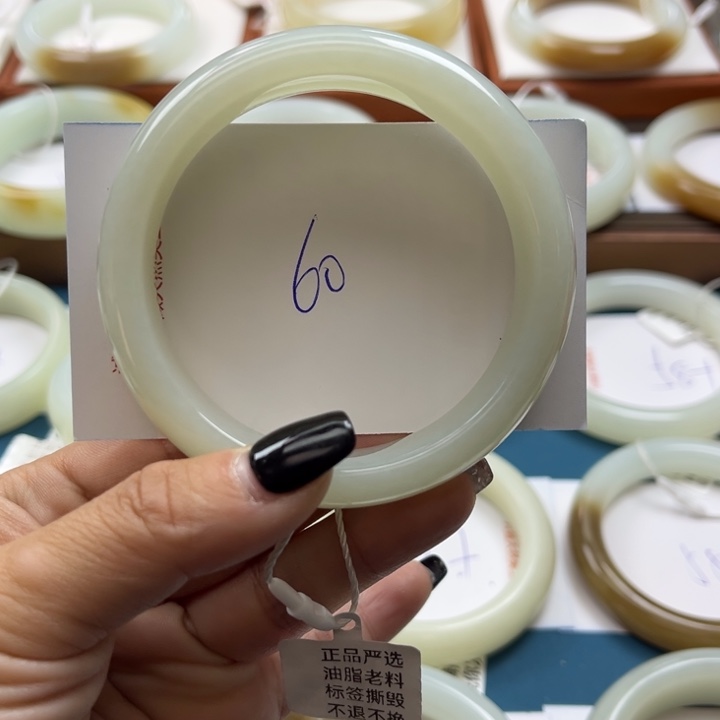 和田玉手镯未镶嵌云**裳