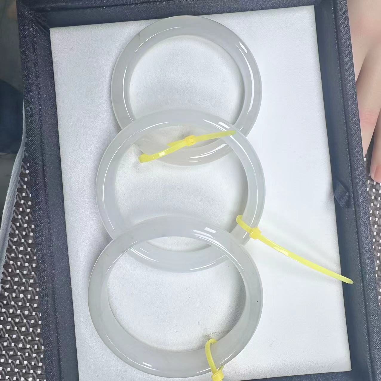 新疆天然金丝玉白月光手镯，多样性发货发一