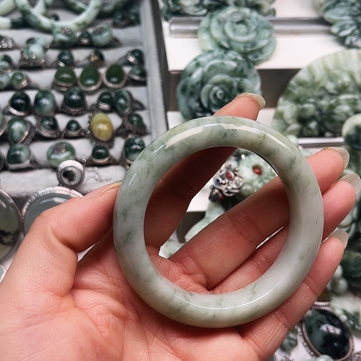 蛇纹石玉手镯未镶嵌