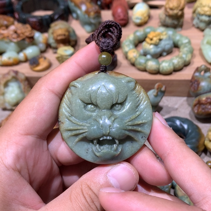 未镶嵌岫岩河磨玉（透闪石质玉）把件