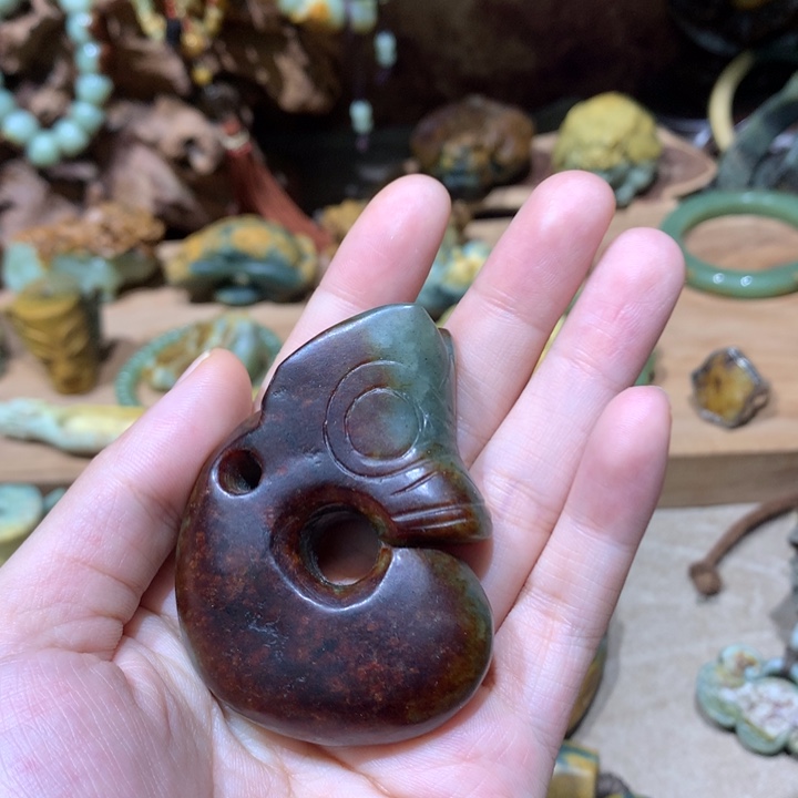 未镶嵌岫岩河磨玉（透闪石质玉）把件