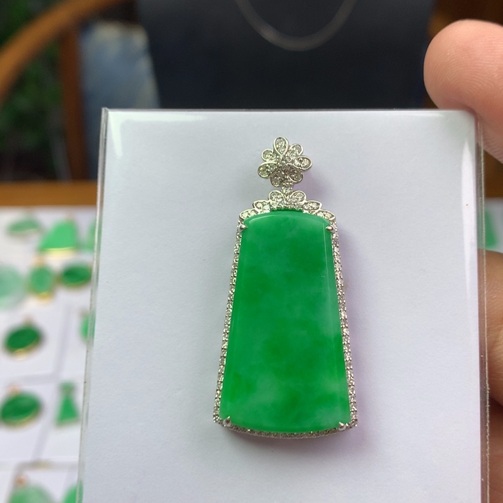 左***手颈饰18K金镶嵌翡翠