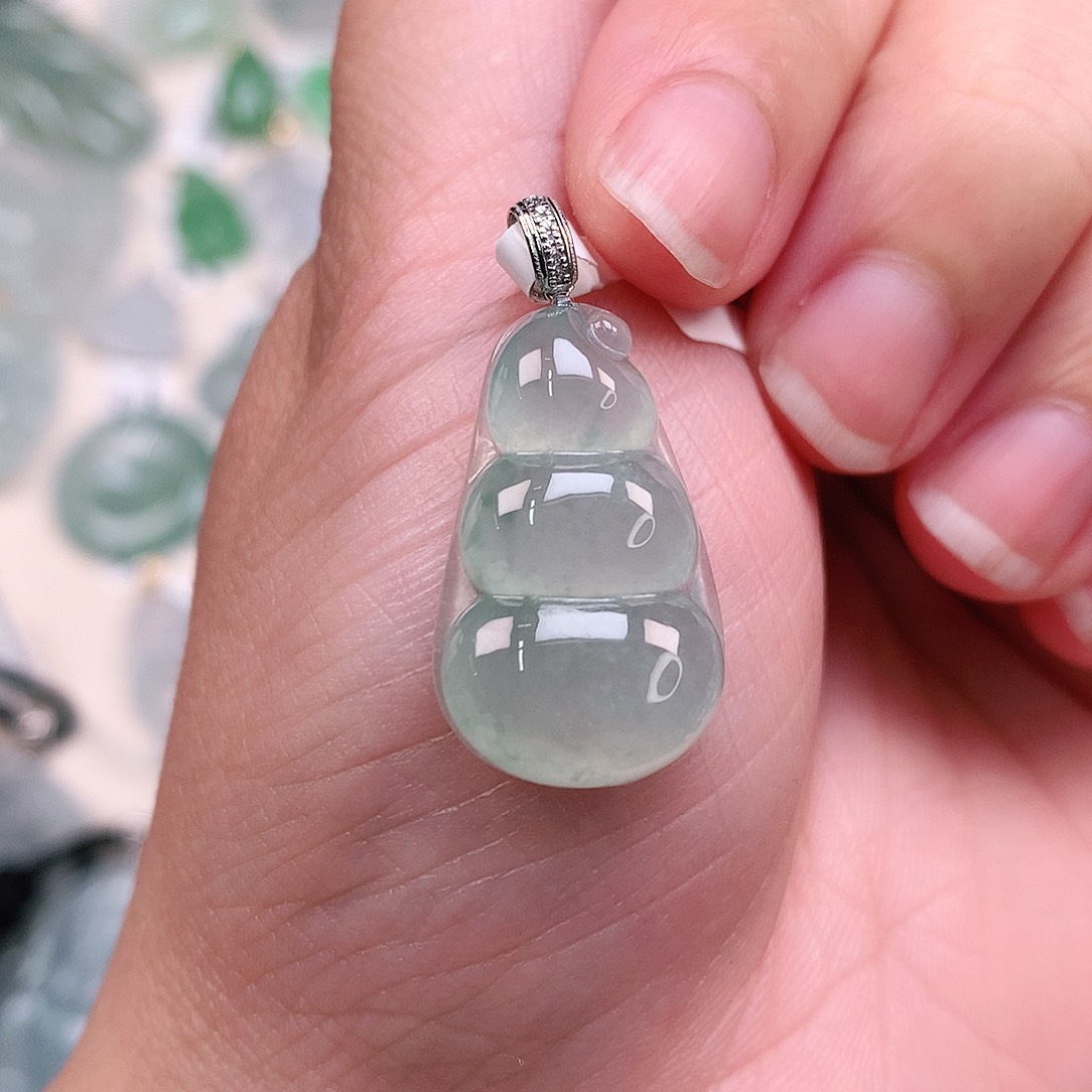 翡翠18K金镶嵌颈饰冰晴飘绿豆子24-14-5.8