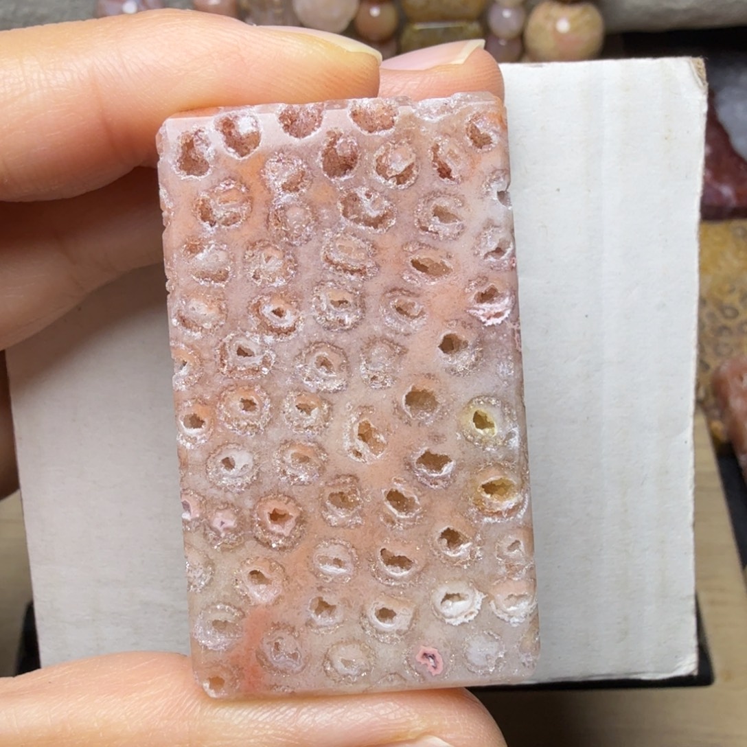 石英质玉未镶嵌爆闪，再生红粉 晶洞花