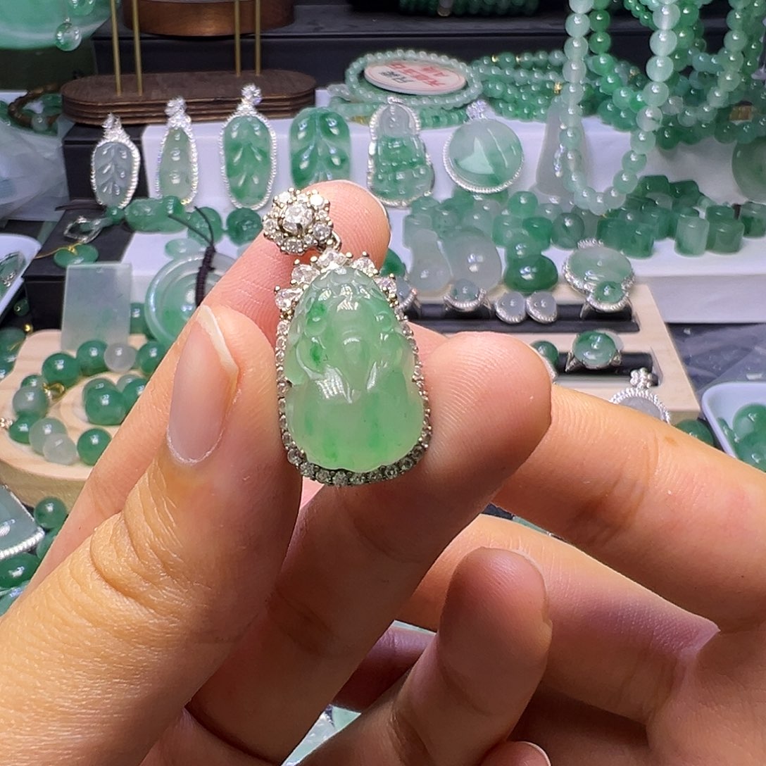 石英质玉（非洲翠）未镶嵌颈饰