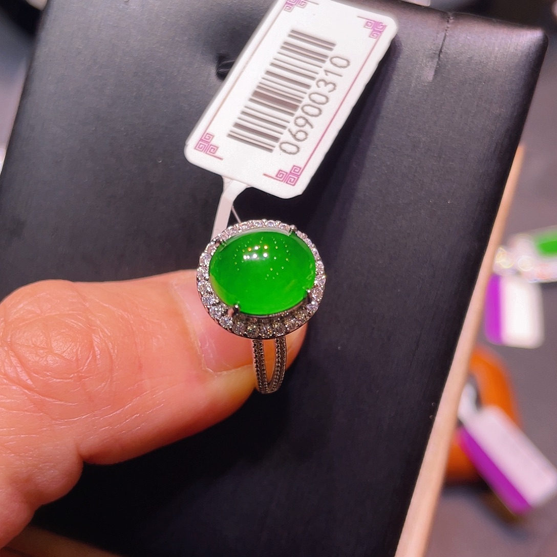 翡翠未镶嵌颈饰戒指