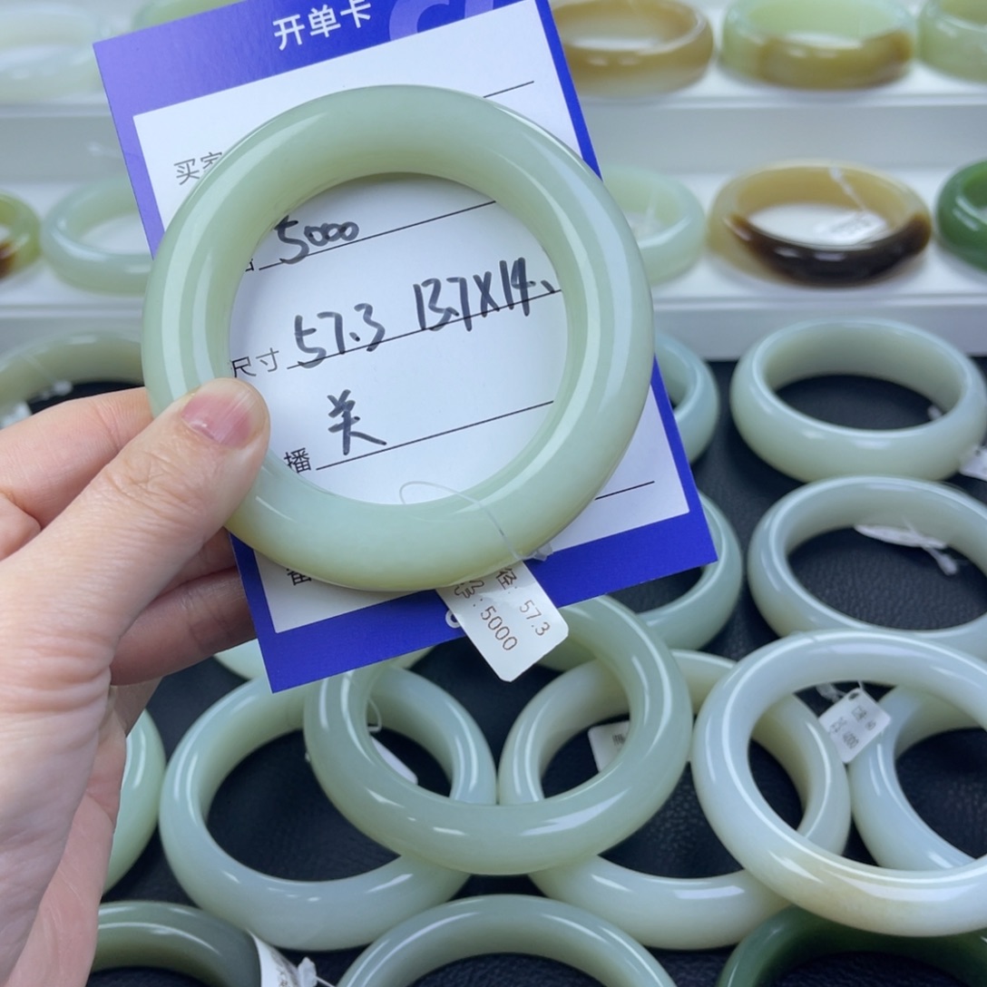 米***杨和田玉未镶嵌手镯