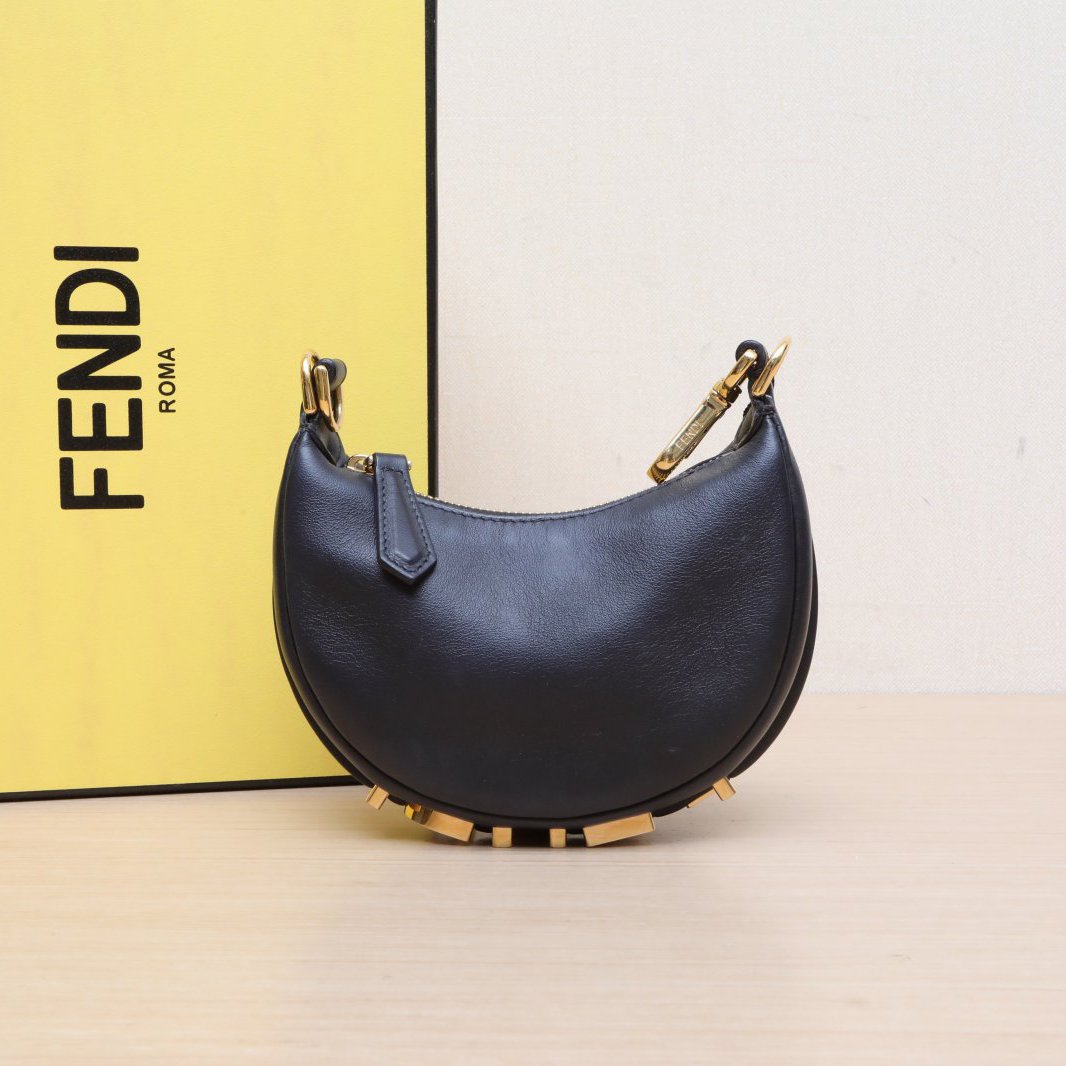 95新 FENDI/芬迪 【娇】黑色 皮革C 月亮包 070721