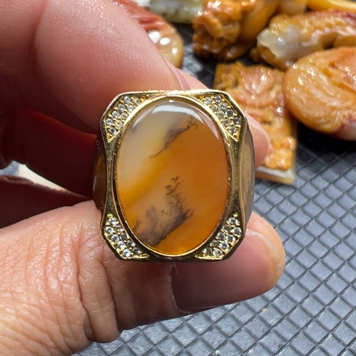 石英质玉（黄龙玉）颈饰未镶嵌