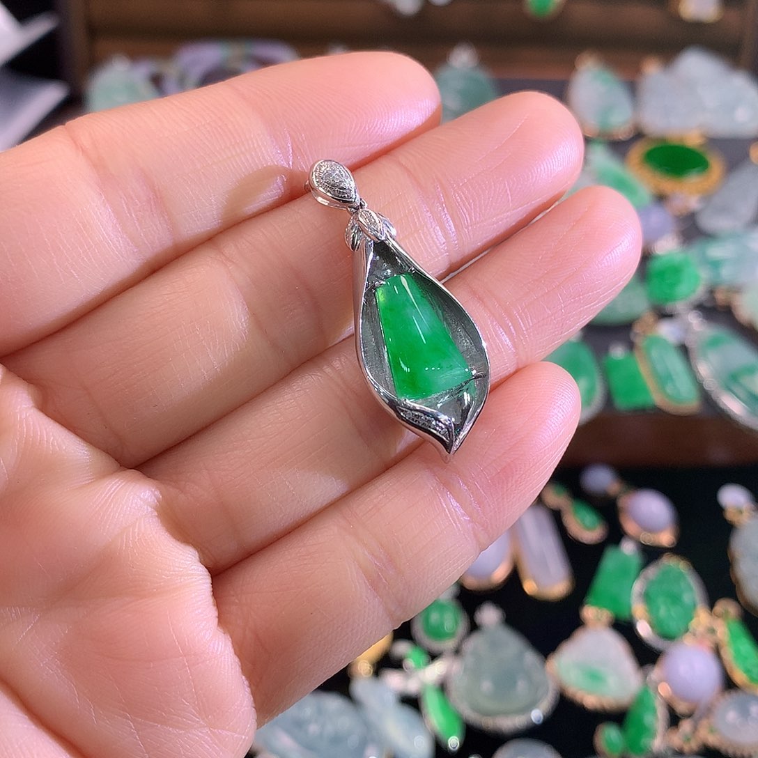 翡翠颈饰18K金镶嵌兰花