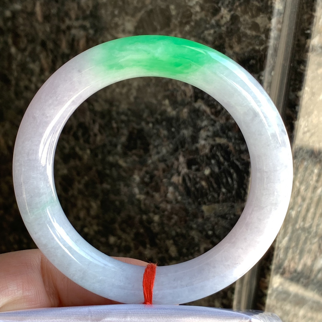 天然翡翠冰春彩圆条，色彩美艳，光泽饱满，清新靓丽，种老色辣QZ