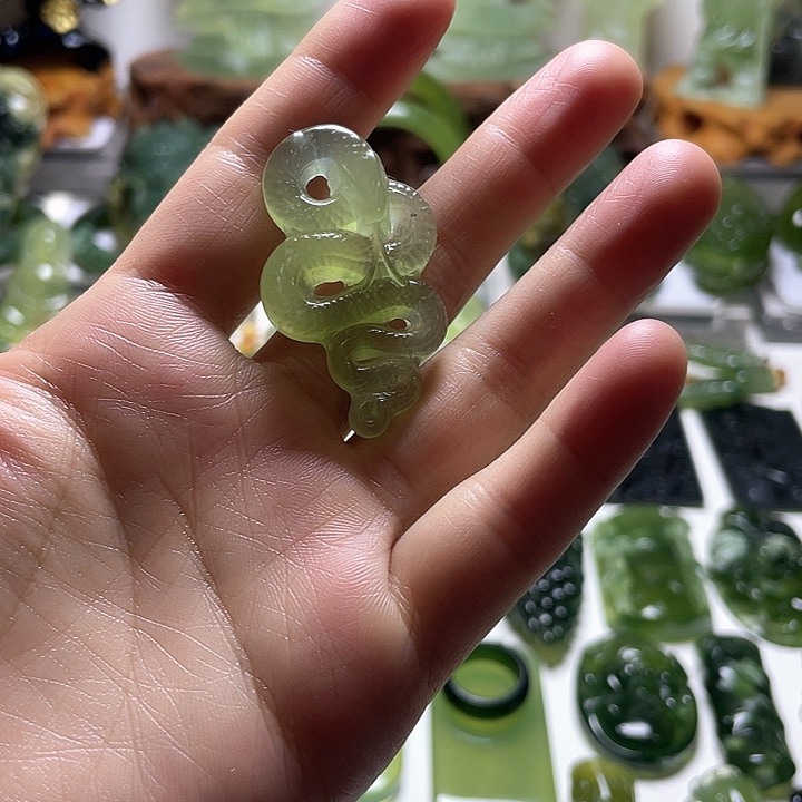 蛇纹石玉颈饰未镶嵌