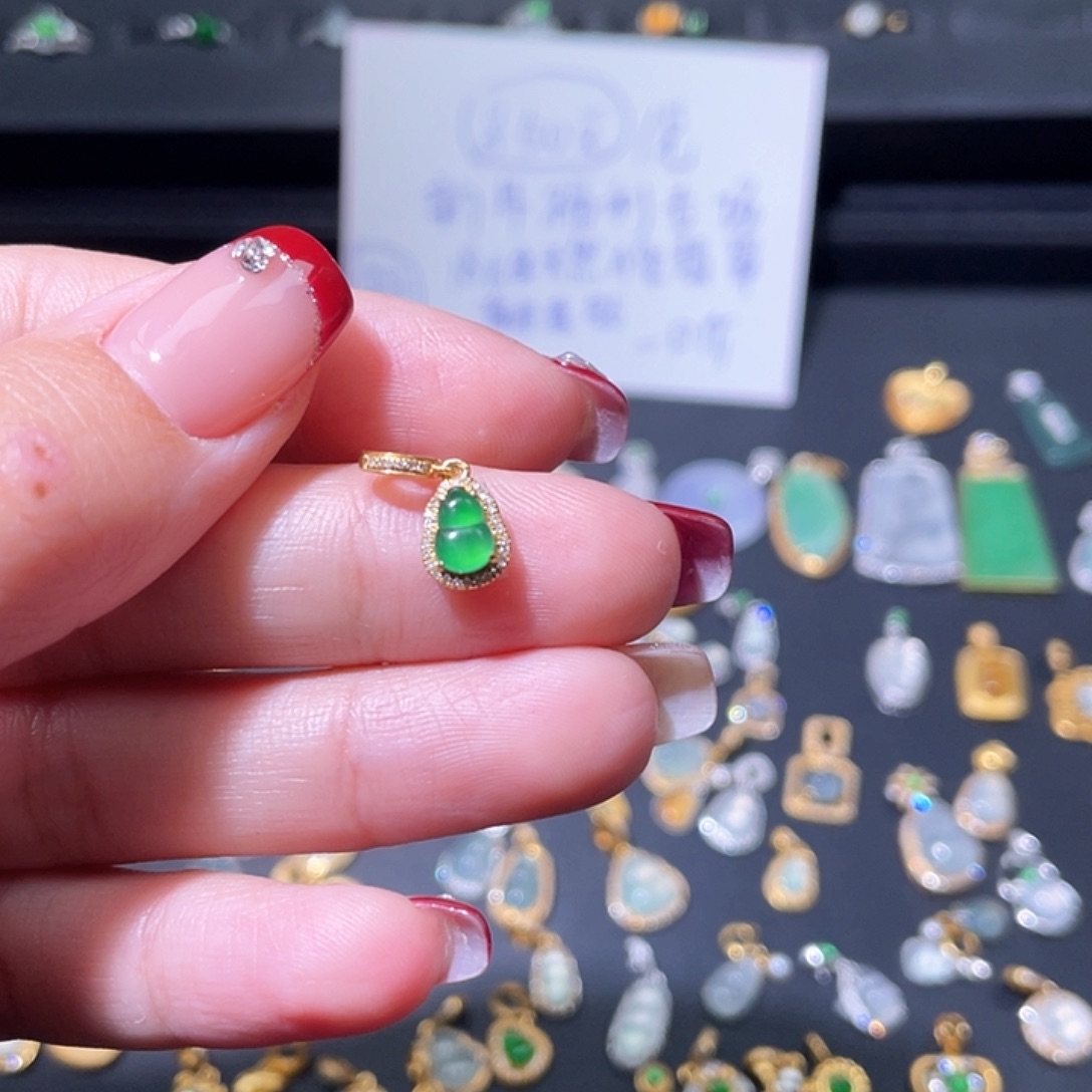 翡翠颈饰18K金镶嵌坚***猫吊坠