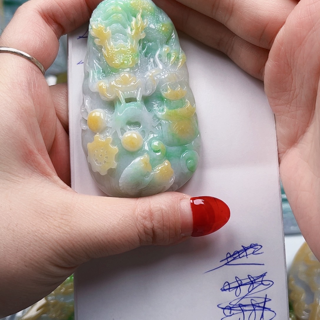 独***特翡翠未镶嵌颈饰翡翠