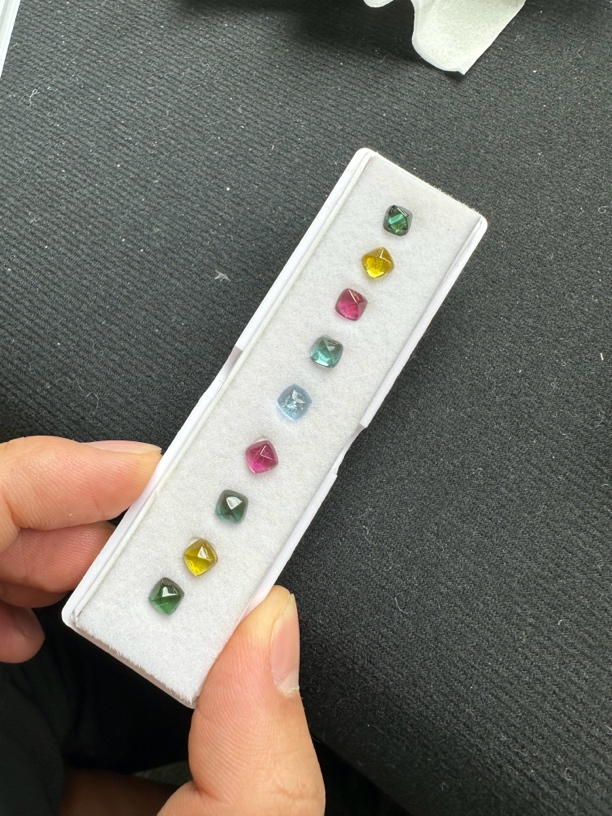 总重5.8克拉 彩色碧玺