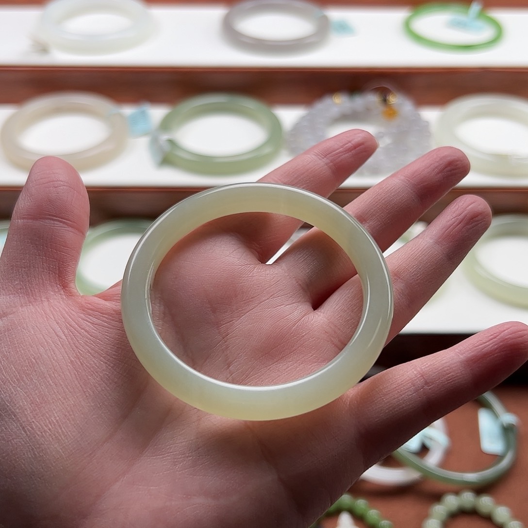 和田玉手镯未镶嵌